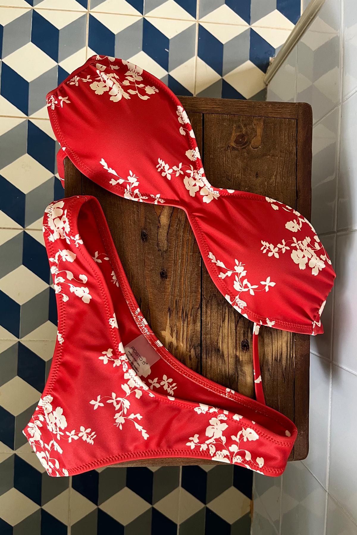 Alba Bottom in red blossom